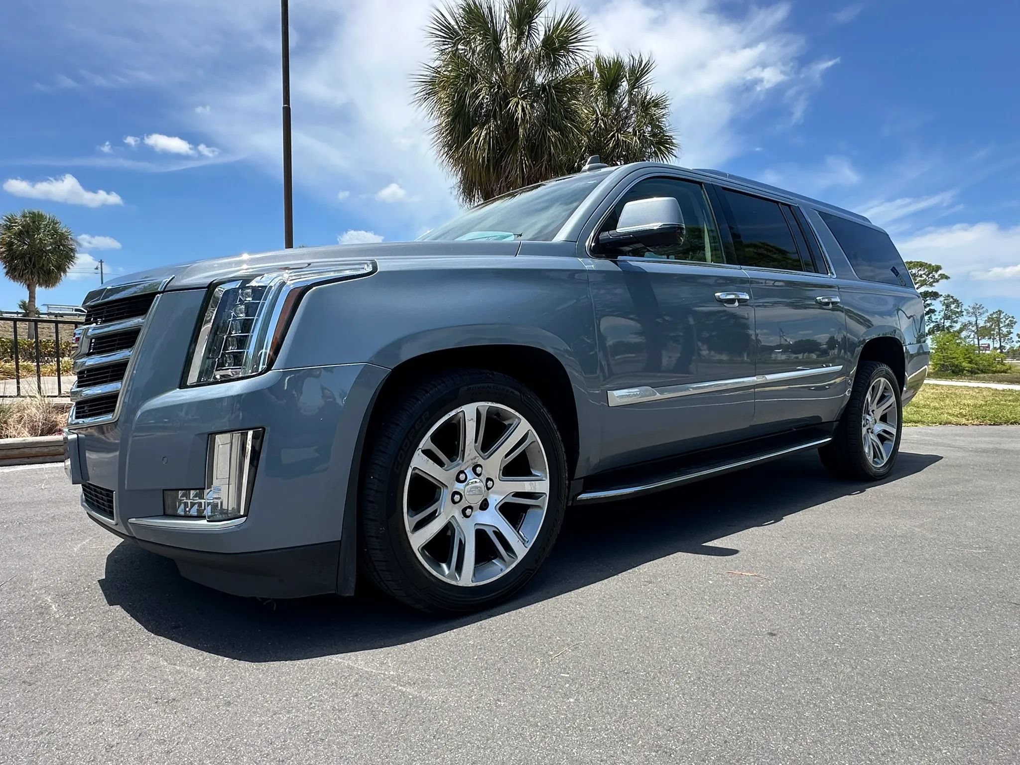 Used 2016 Cadillac Escalade ESV Luxury AWD/4WD image 5