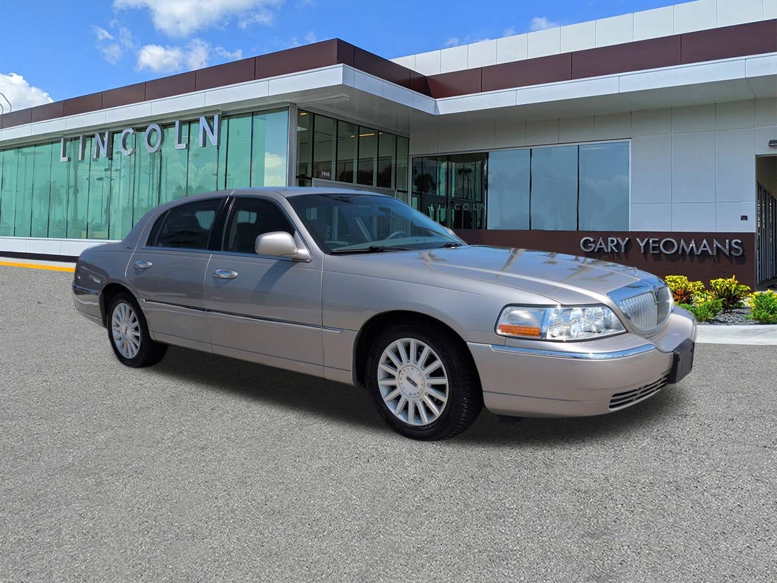 Used 2003 Lincoln Town Car Executive RWD image 2