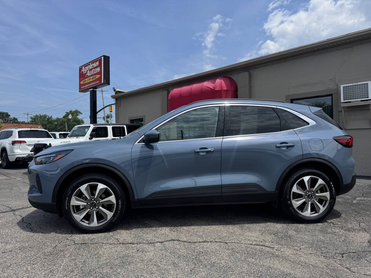 Used 2025 Ford Escape Platinum AWD/4WD image 5