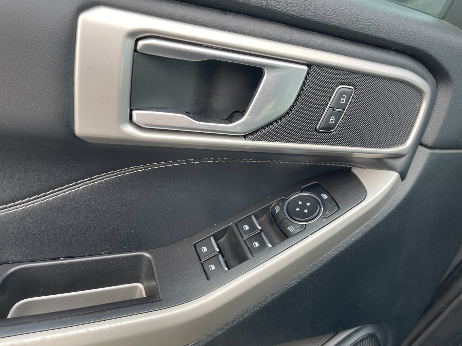 Used 2023 Ford Explorer XLT RWD image 13