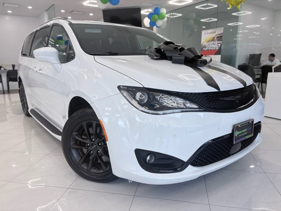 Used 2020 Chrysler Pacifica Touring-L w/ Advanced Safetytec Group AWD/4WD image 3