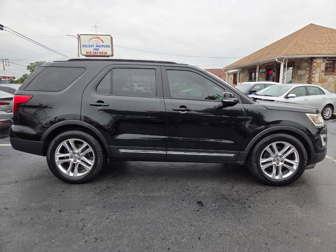 Used 2017 Ford Explorer XLT w/ Equipment Group 202A FWD image 6