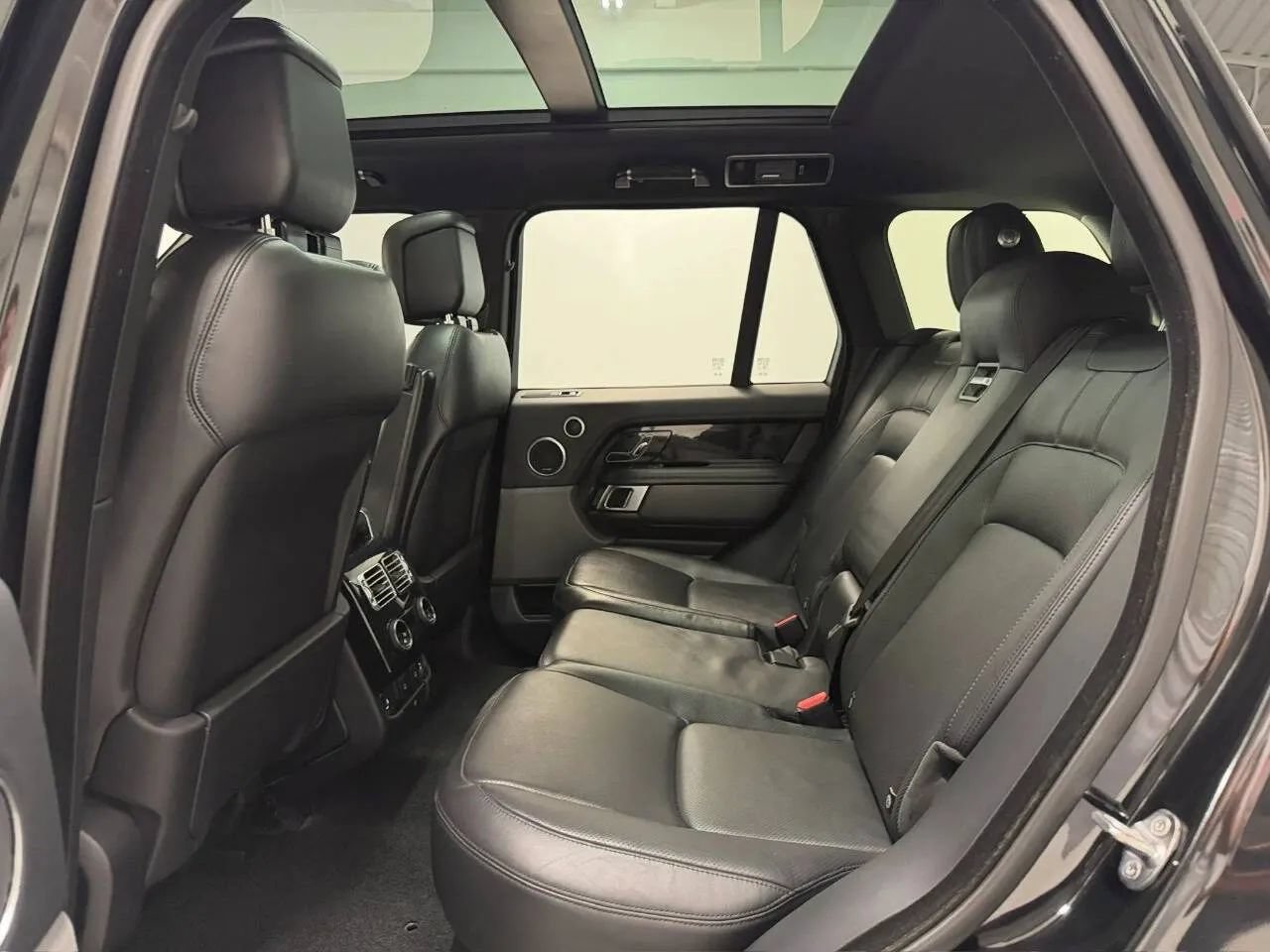 Used 2018 Land Rover Range Rover Supercharged AWD/4WD image 16