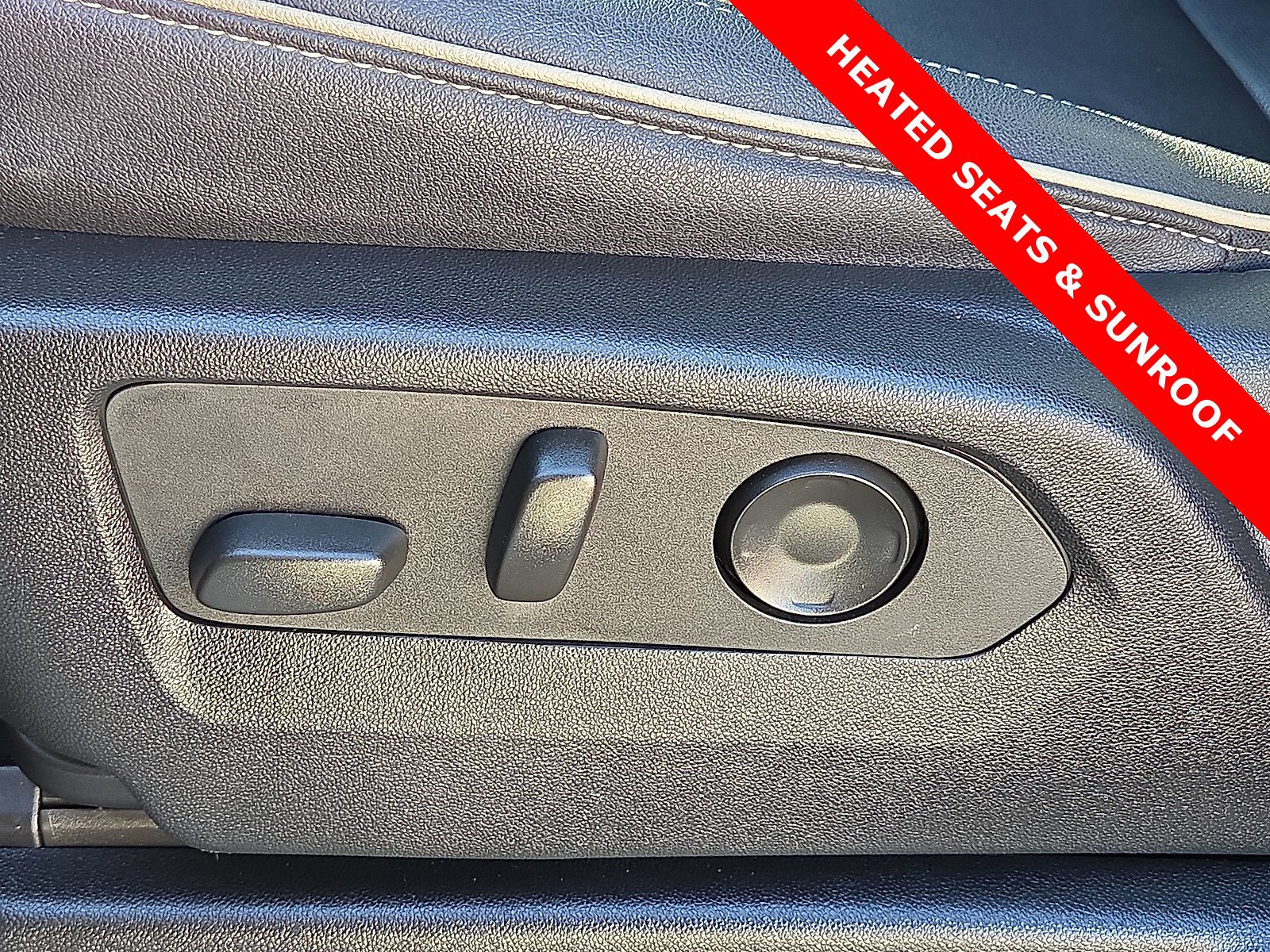 Used 2023 GMC Yukon SLT w/ SLT Luxury Package image 16