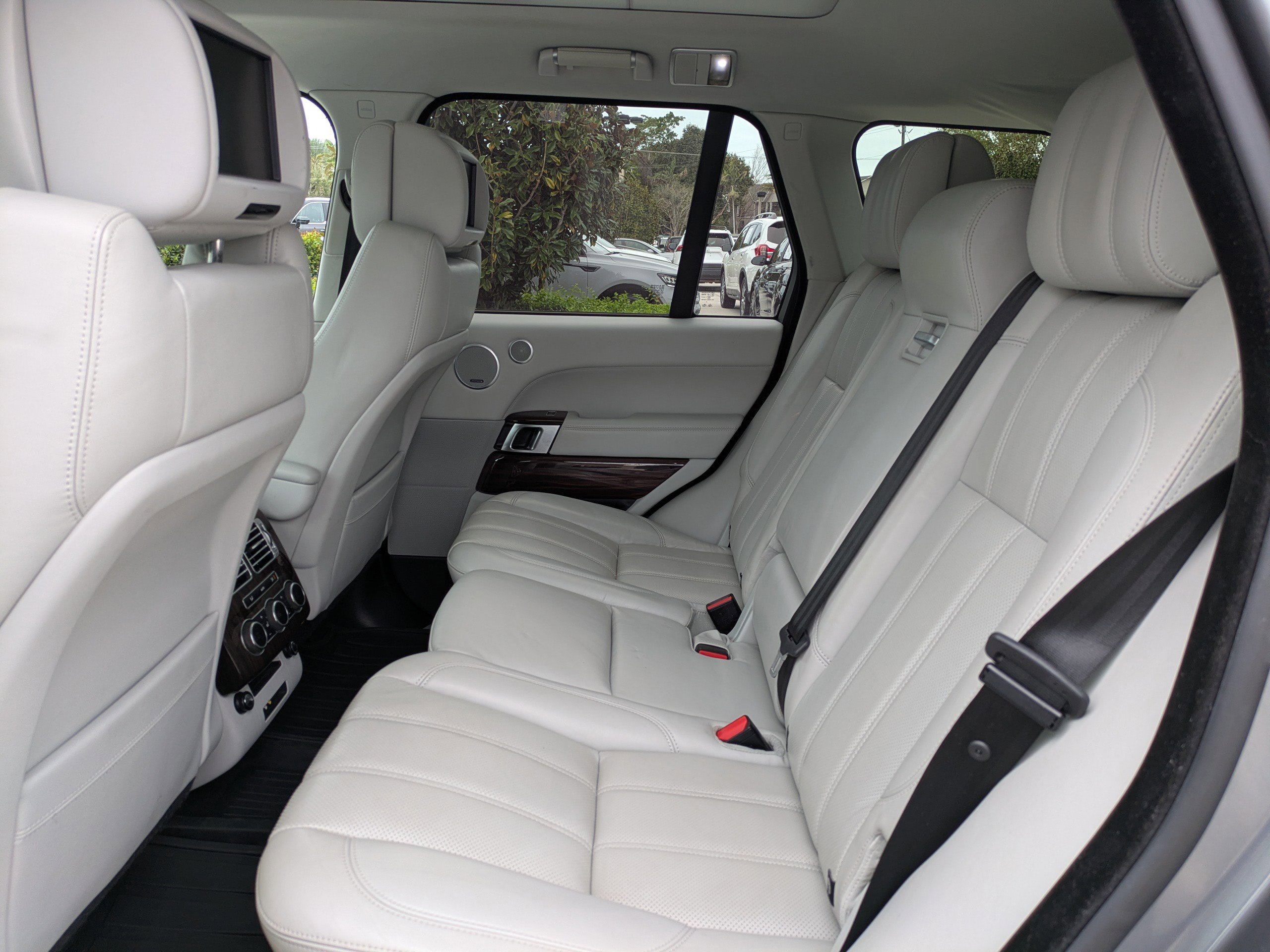 Used 2015 Land Rover Range Rover HSE image 18