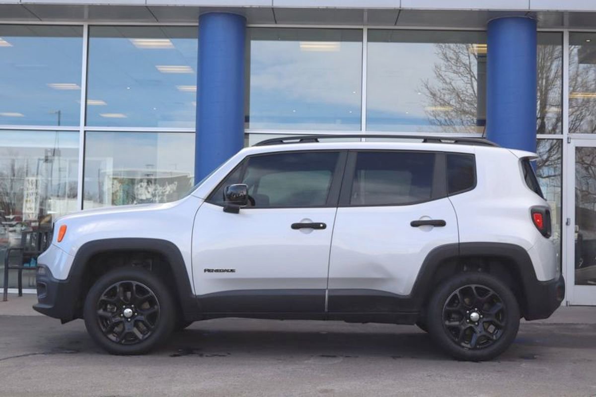 Used 2018 Jeep Renegade Latitude w/ Cold Weather Group AWD/4WD image 2