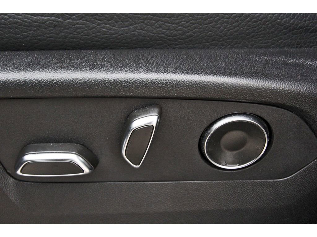 Used 2025 GMC Yukon Denali RWD image 16