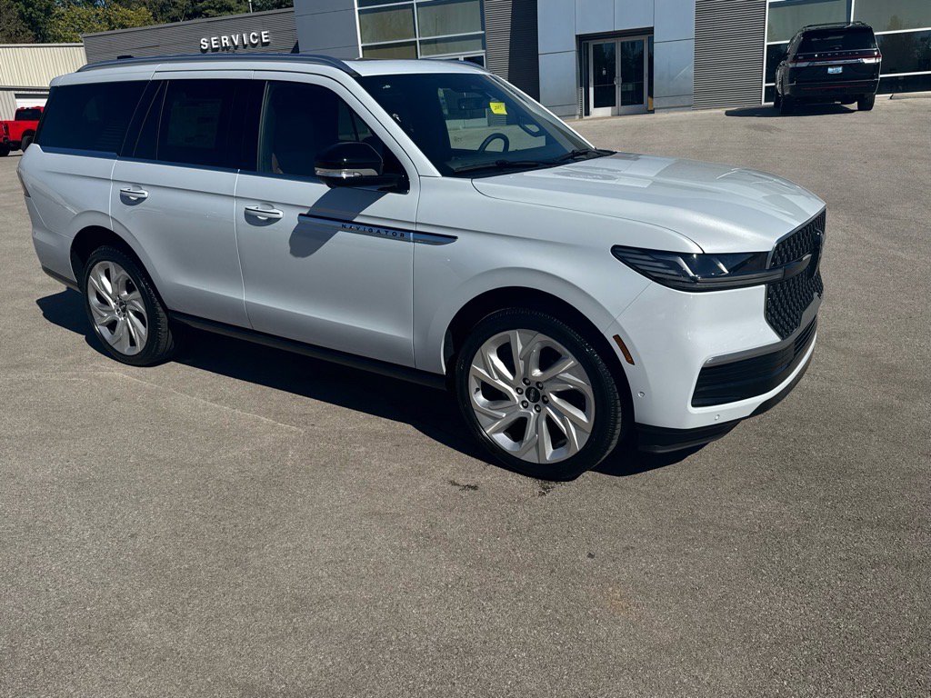 New 2025 Lincoln Navigator Reserve image 3