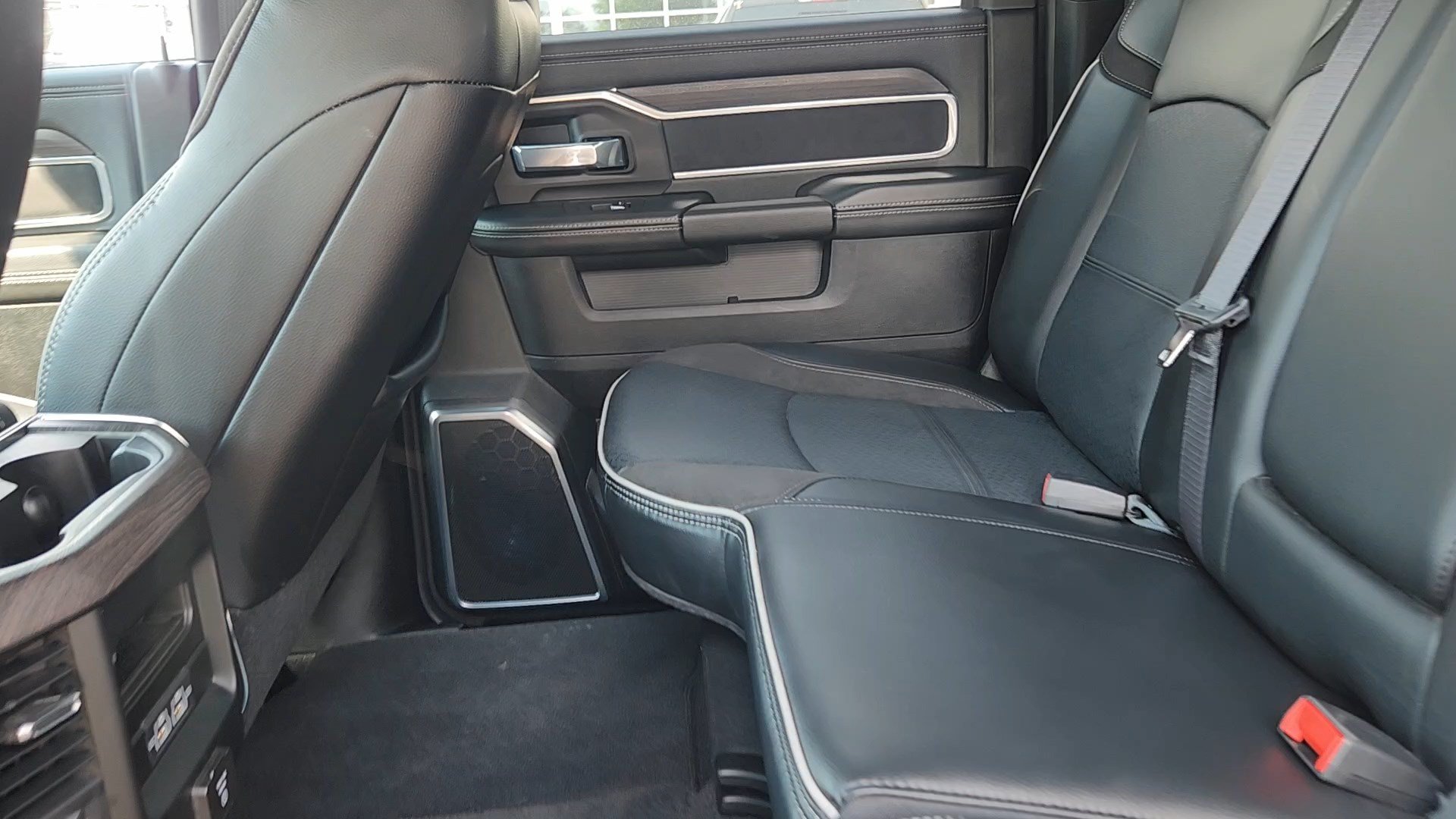 Used 2025 RAM 2500 Laramie AWD/4WD image 37