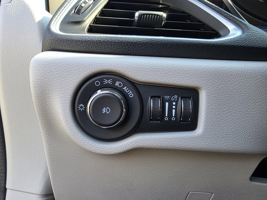 Used 2023 Chrysler Pacifica Limited image 13