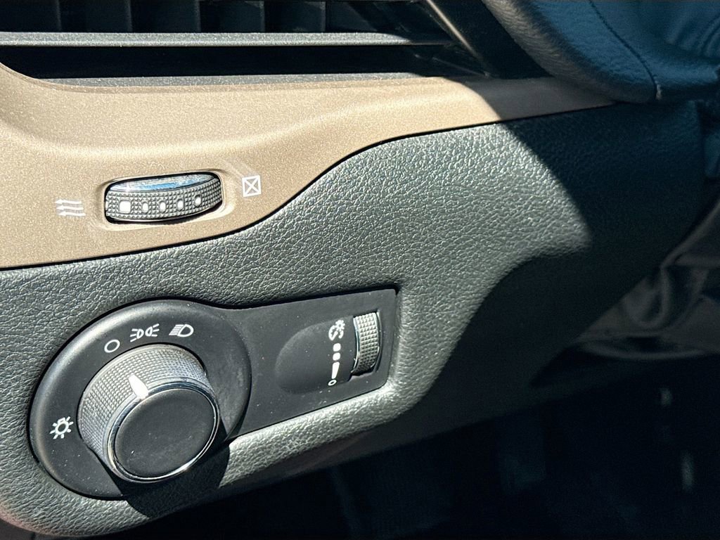 Used 2016 Jeep Cherokee Sport image 10