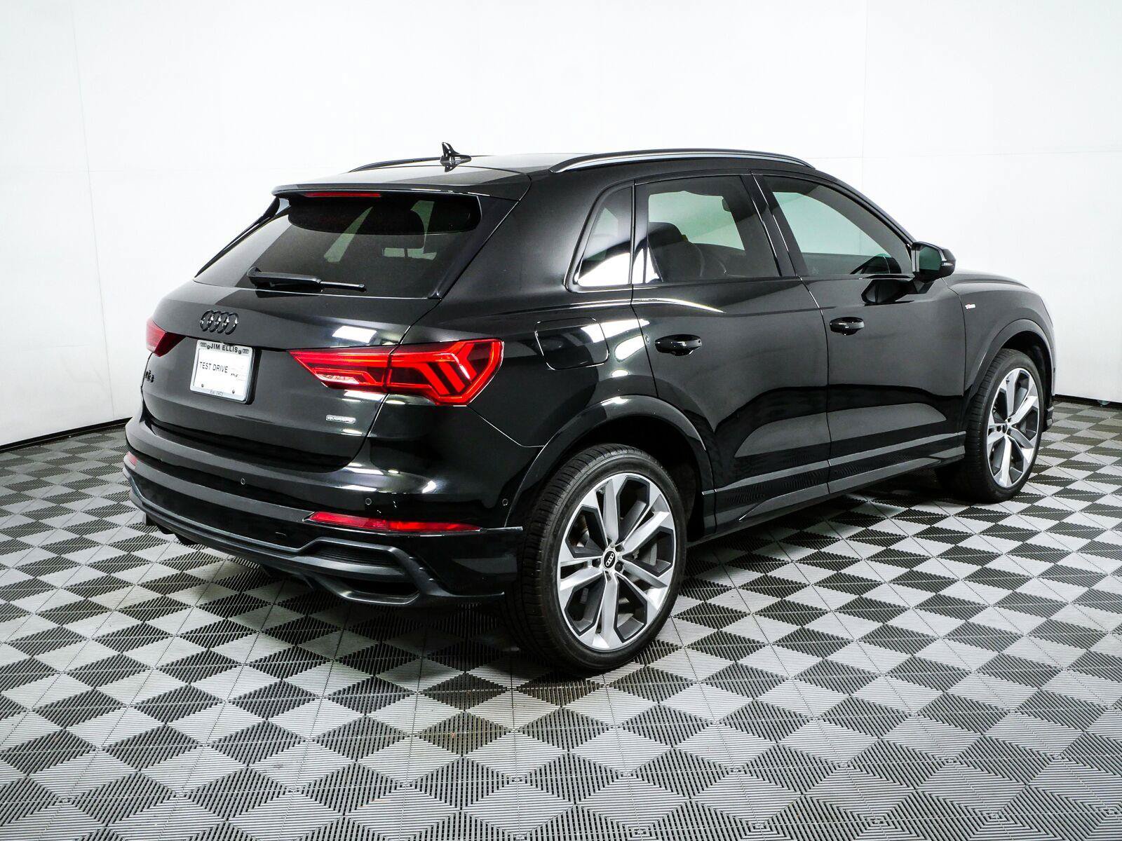 Used 2021 Audi Q3 2.0T Premium Plus w/ Premium Plus Package AWD/4WD image 3