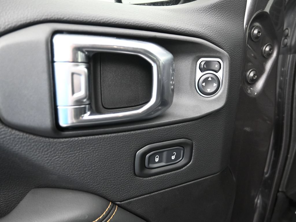 New 2025 Jeep Wrangler Unlimited Sahara w/ Technology Group AWD/4WD image 11