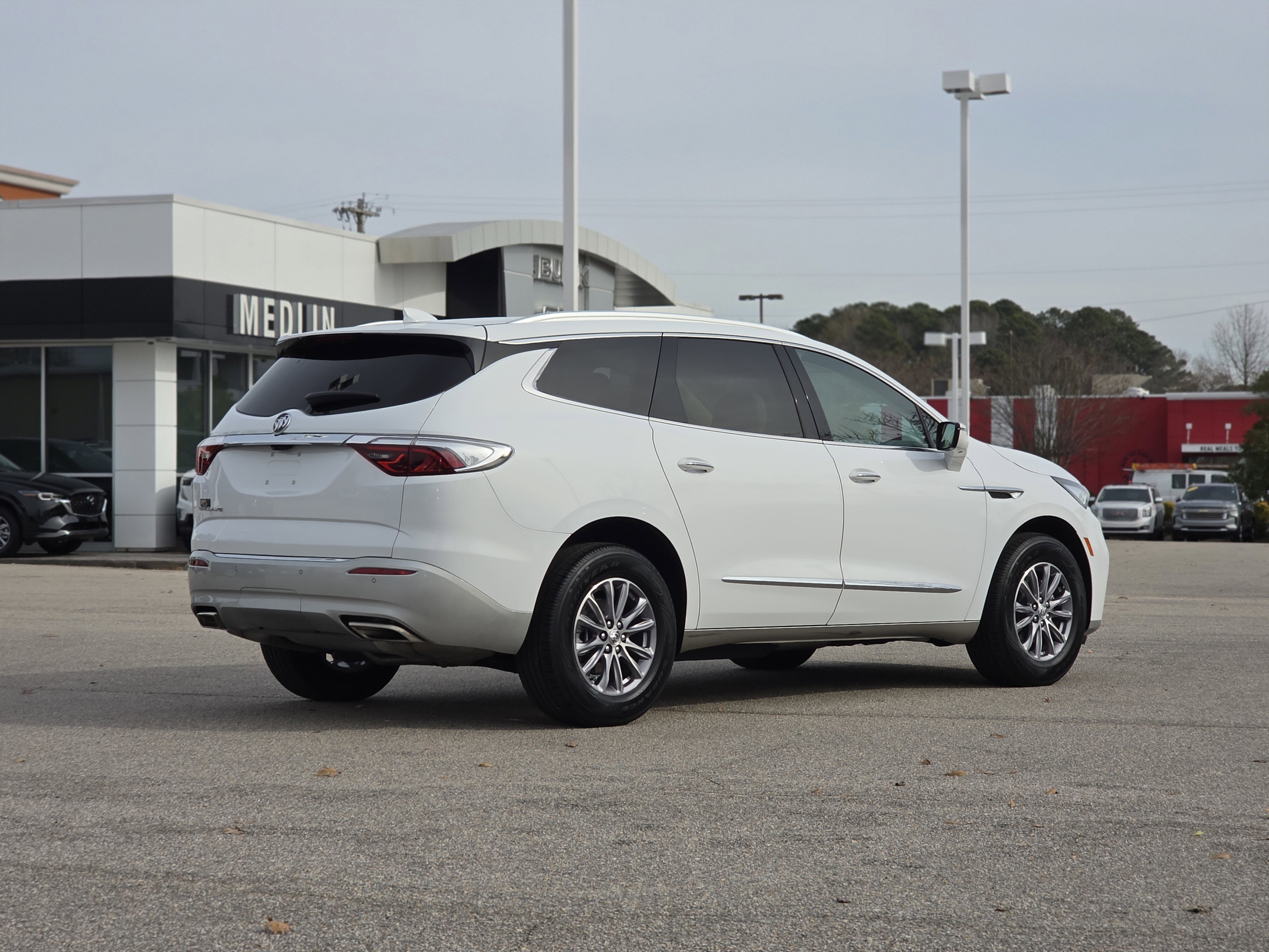 Used 2023 Buick Enclave Essence image 7