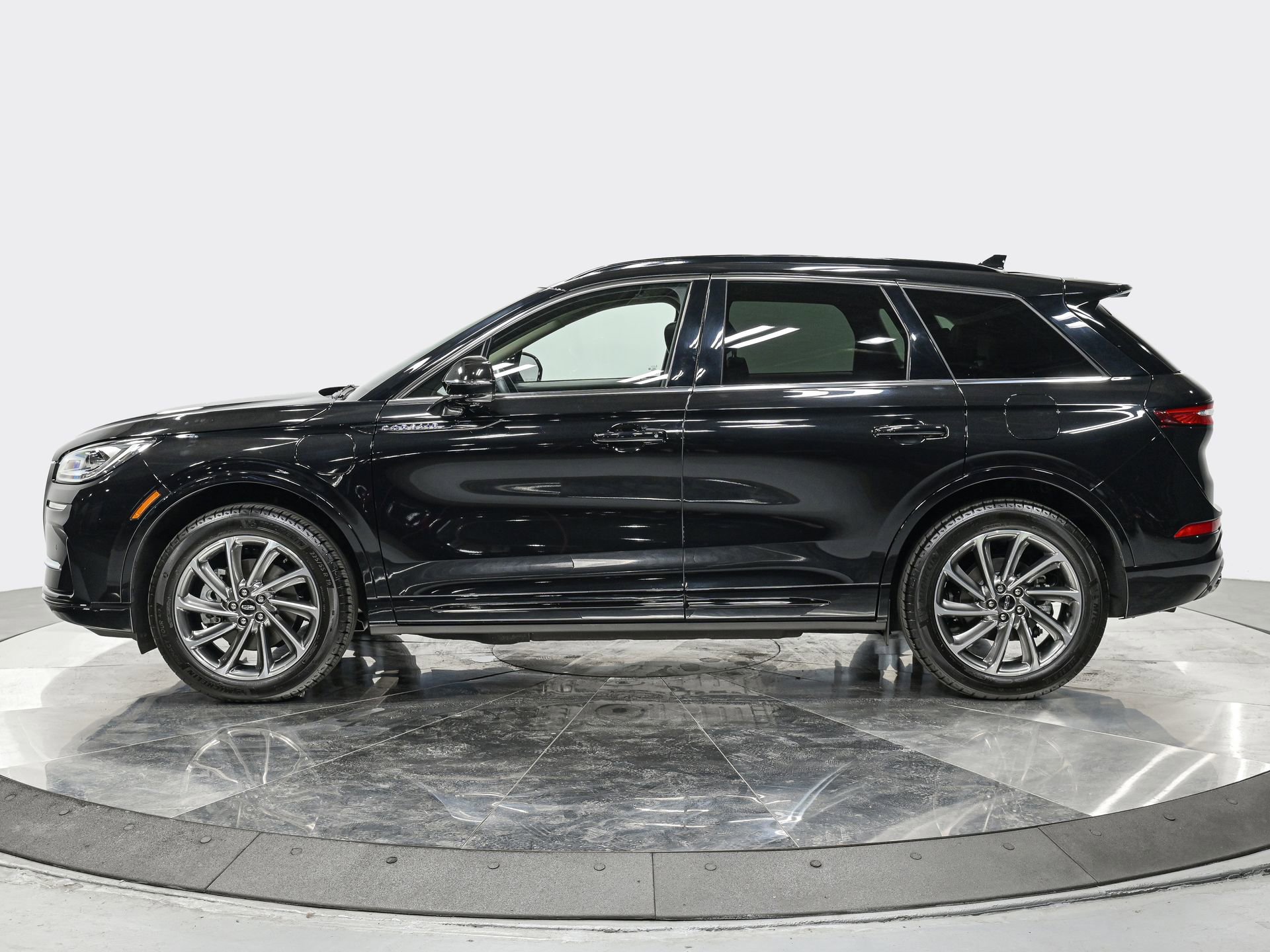 Used 2025 Lincoln Corsair Grand Touring w/ Equipment Group 301A image 2