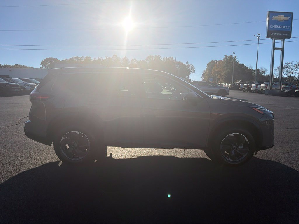 Used 2025 Nissan Rogue SV AWD/4WD image 11