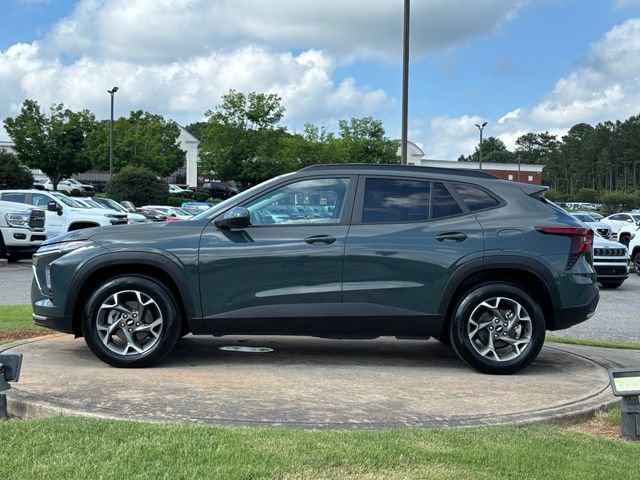Used 2025 Chevrolet Trax LT FWD image 4