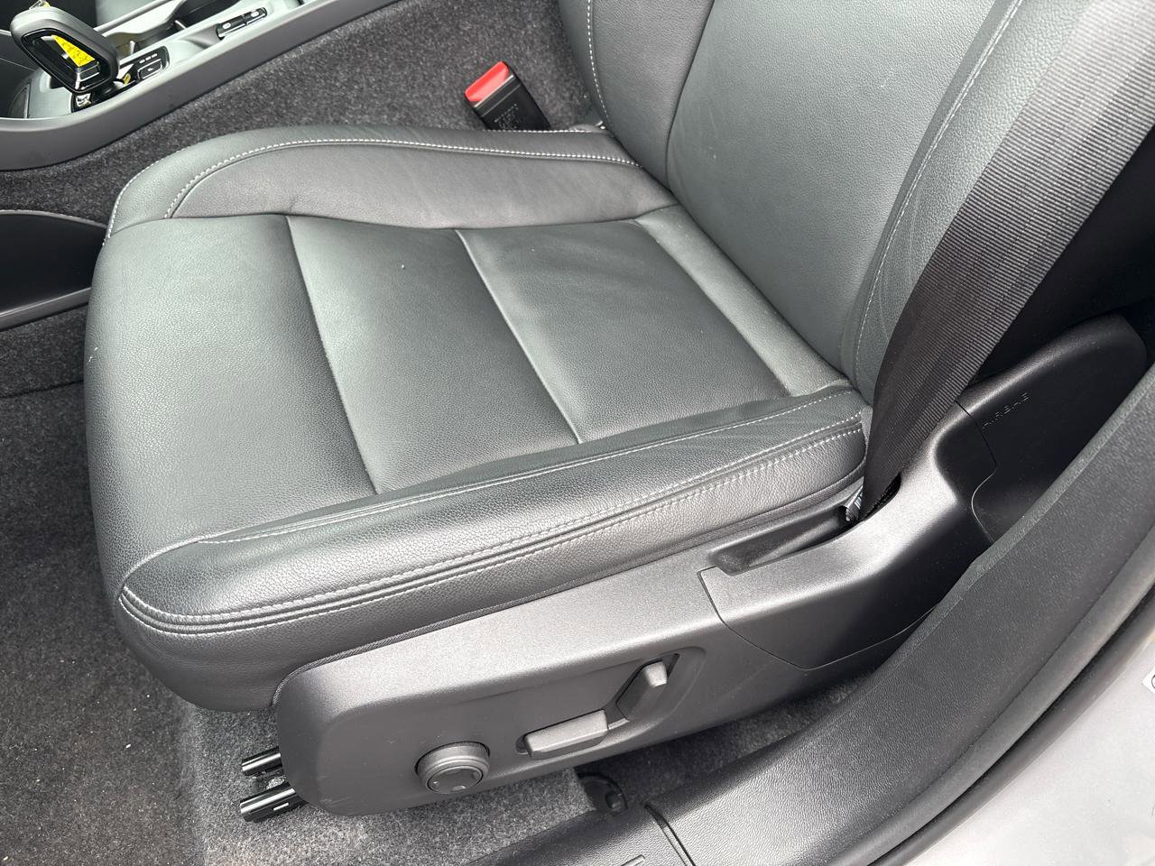 Used 2025 Volvo XC40 B5 Core image 7