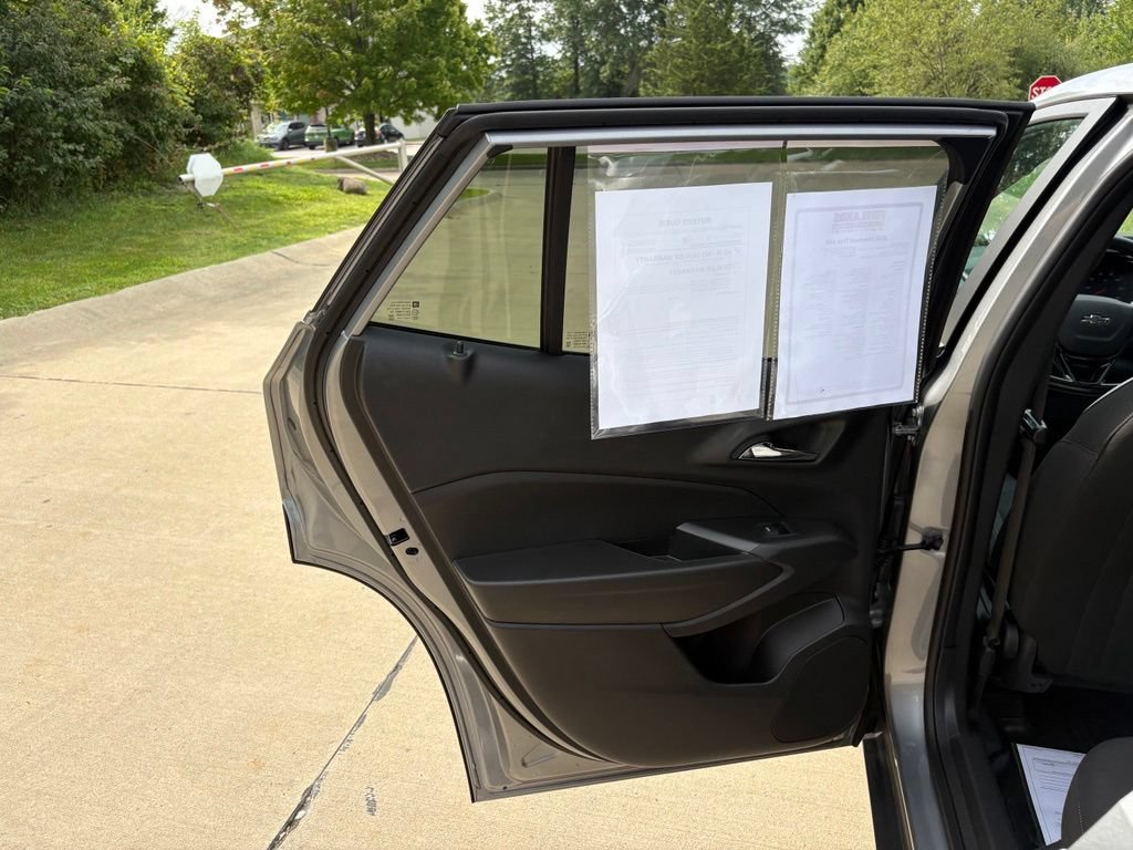 Used 2025 Chevrolet Trax RS w/ Sunroof Package FWD image 37
