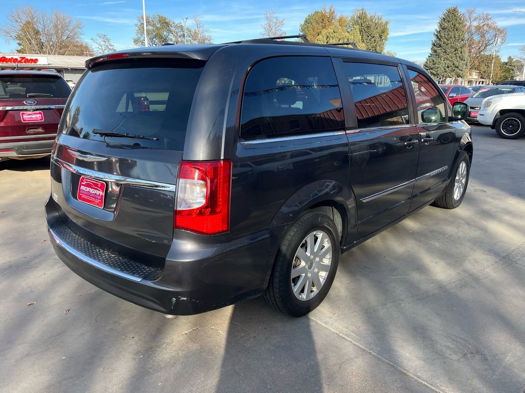 Used 2016 Chrysler Town & Country Touring image 3