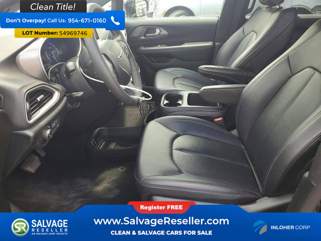 Used 2025 Chrysler Pacifica Select FWD image 9