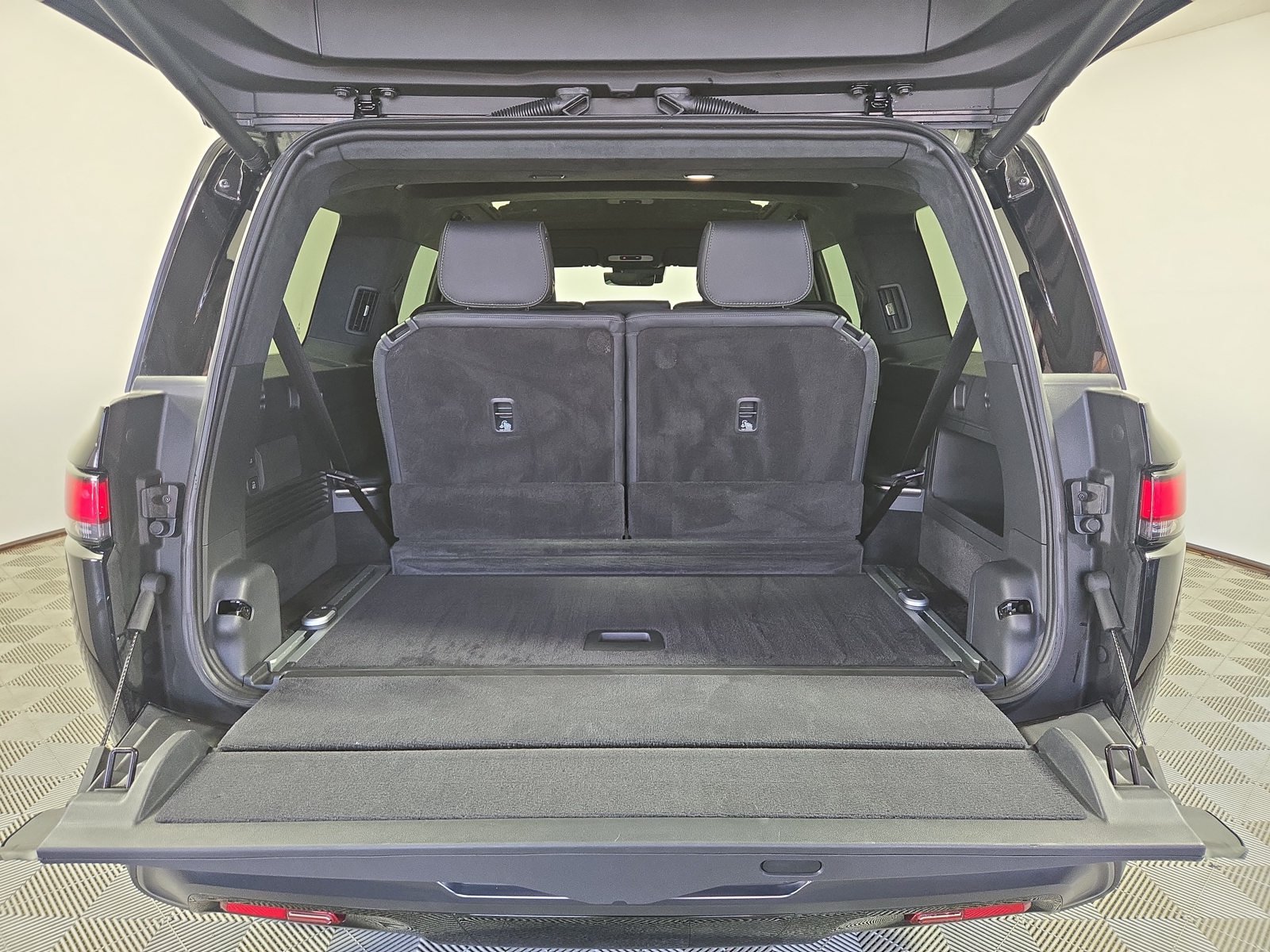 Used 2025 Rivian R1S Adventure Dual AWD/4WD image 15