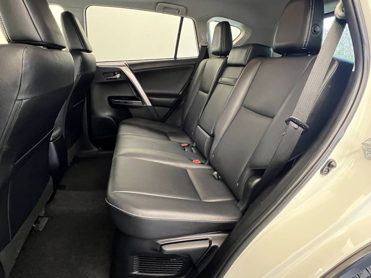 Used 2016 Toyota RAV4 Limited image 10