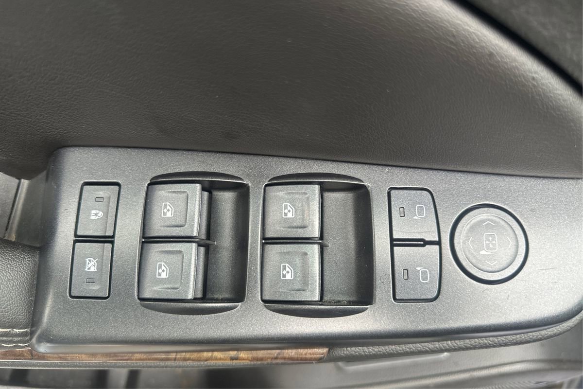 Used 2018 Chevrolet Suburban LT image 37