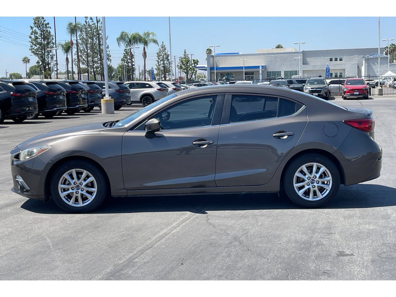 Used 2016 MAZDA MAZDA3 i Touring w/ Popular Equipment Package FWD image 3