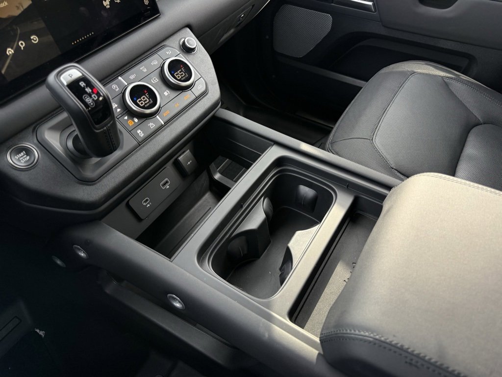 Used 2024 Land Rover Defender 130 X-Dynamic SE image 20