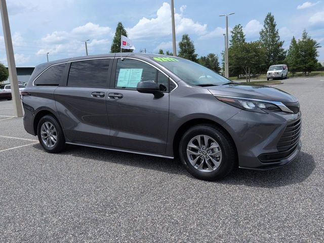 Certified 2025 Toyota Sienna LE FWD image 1