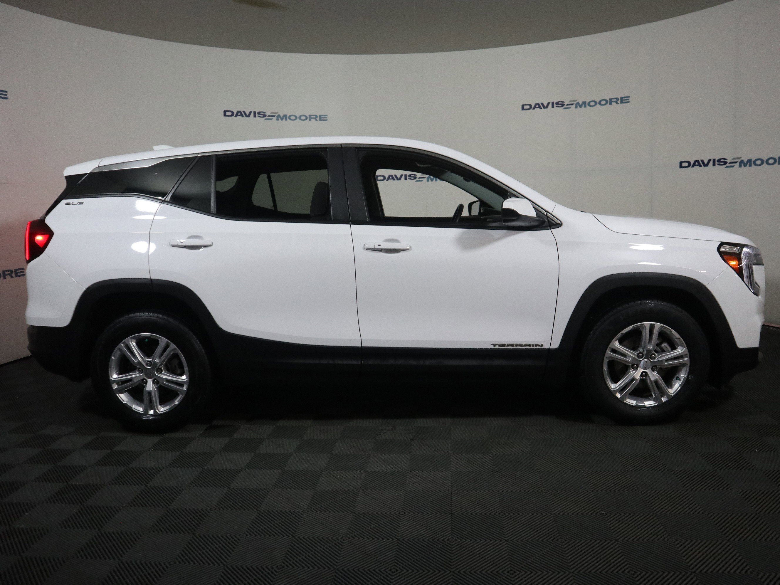 Used 2022 GMC Terrain SLE image 4