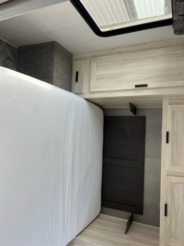 Used 2022 Ford E-450 and Econoline 450 Super Duty w/ Motorhome Prep Package image 25