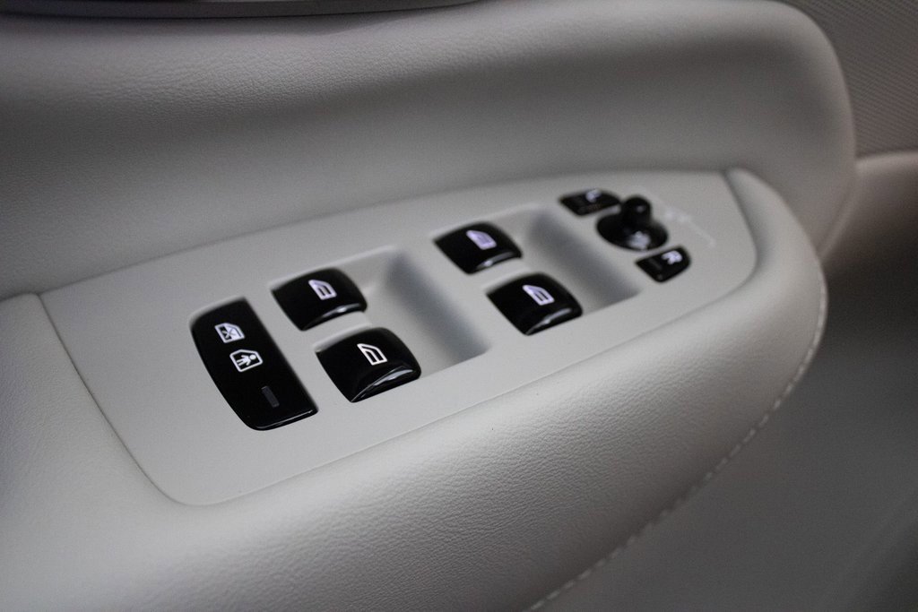 Certified 2025 Volvo XC90 T8 Plus w/ Protection Package Premier image 21