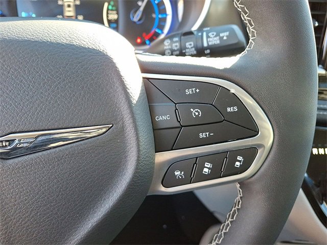 Used 2024 Chrysler Pacifica Select image 18