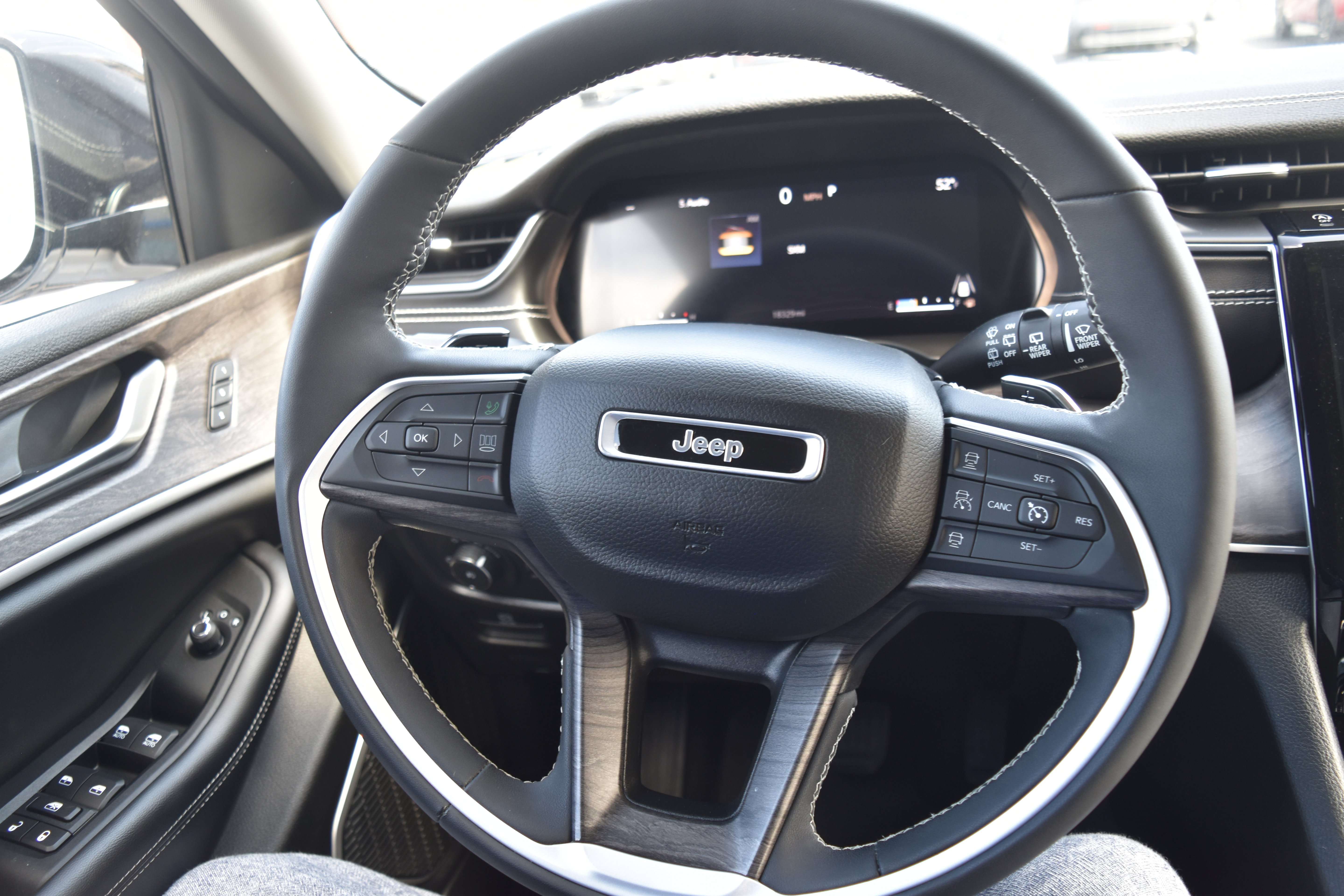 Used 2023 Jeep Grand Cherokee Limited w/ Luxury Tech Group II AWD/4WD image 18