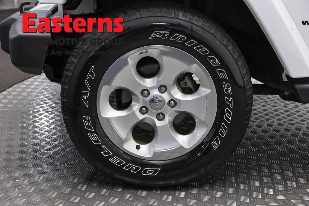 Used 2015 Jeep Wrangler Unlimited Sahara w/ Connectivity Group AWD/4WD image 32