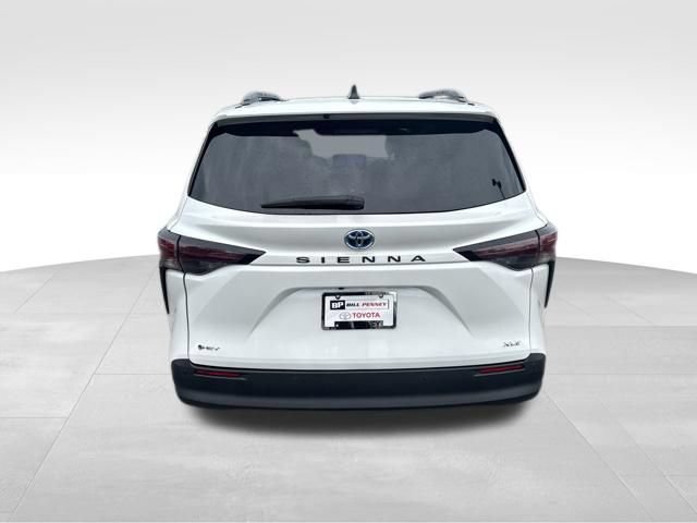 Used 2025 Toyota Sienna XLE FWD image 4