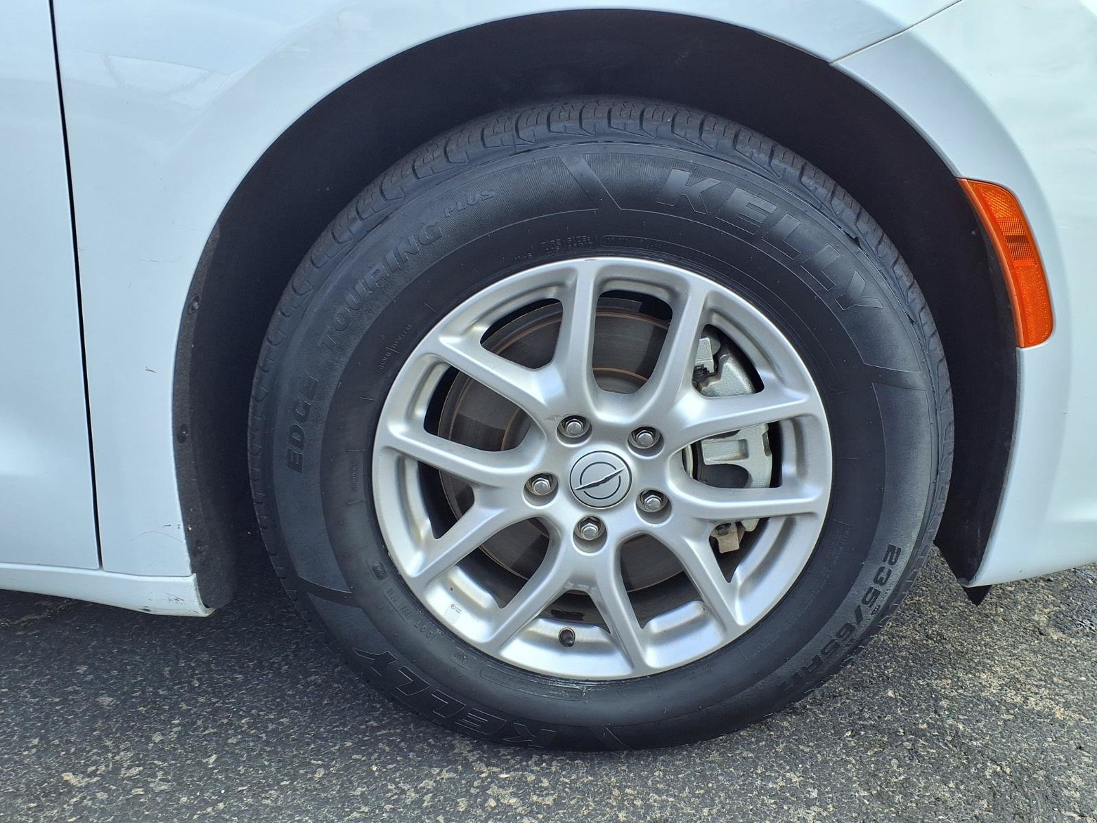 Used 2025 Chrysler Pacifica Select FWD image 9