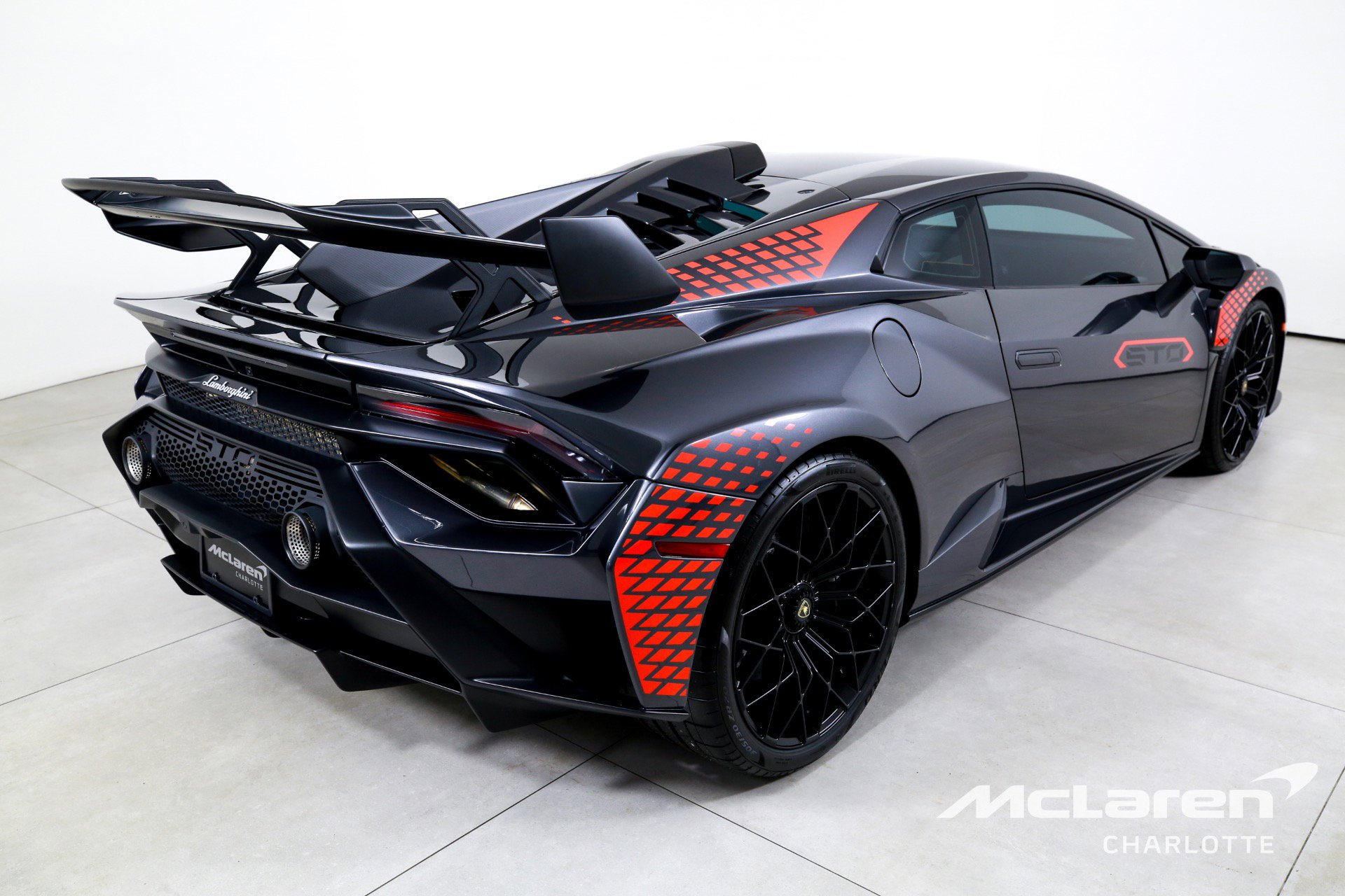 Used 2022 Lamborghini Huracan STO RWD image 8