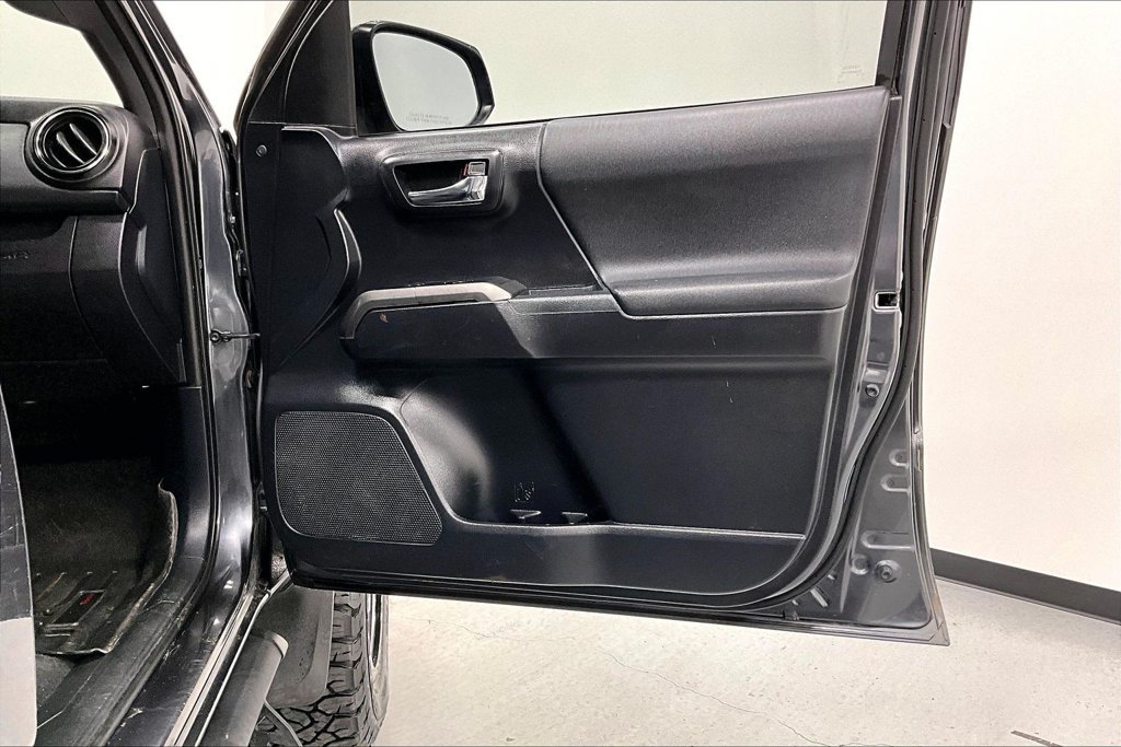 Used 2020 Toyota Tacoma TRD Off-Road AWD/4WD image 22