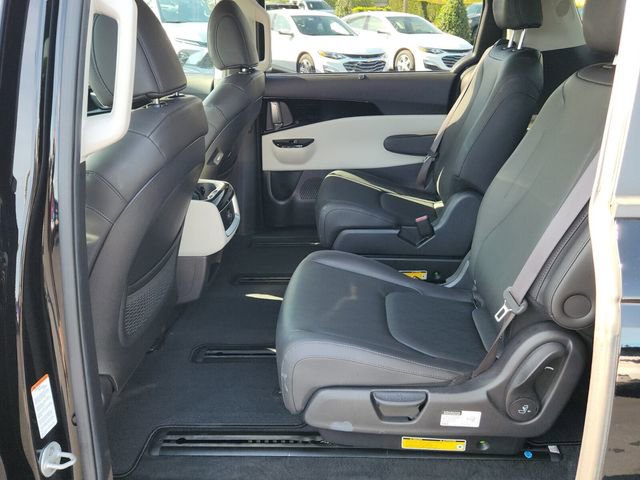 Used 2022 Kia Carnival EX image 11