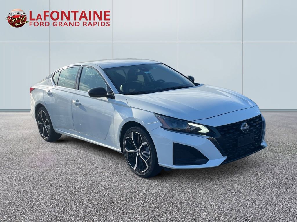 Used 2025 Nissan Altima 2.5 SR FWD image 3
