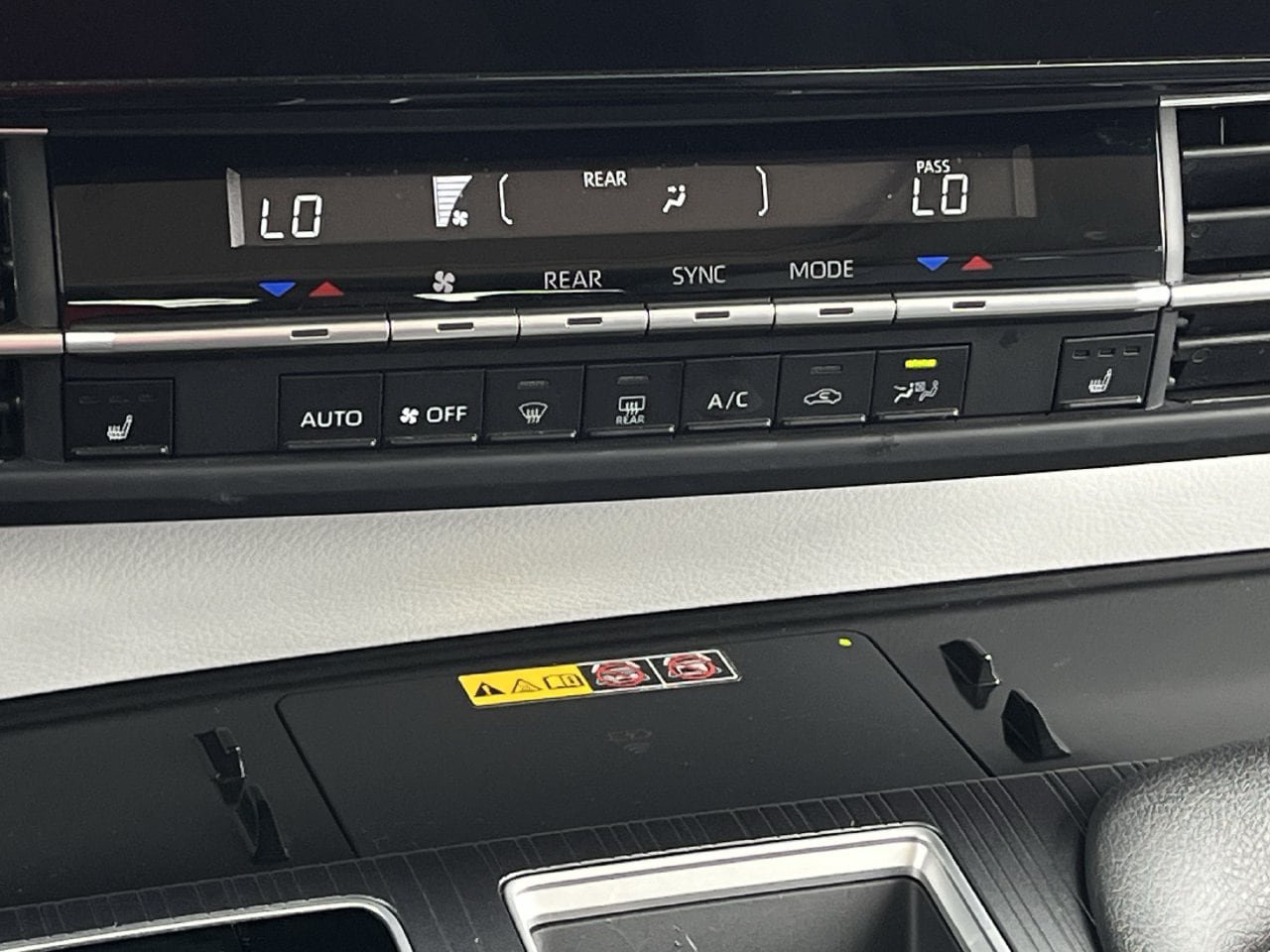 Used 2025 Toyota Sienna XLE FWD image 18