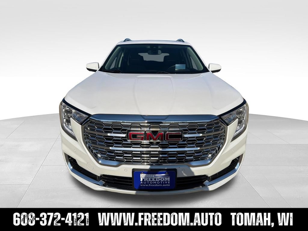 Used 2024 GMC Terrain Denali w/ Denali Premium Package AWD/4WD image 8
