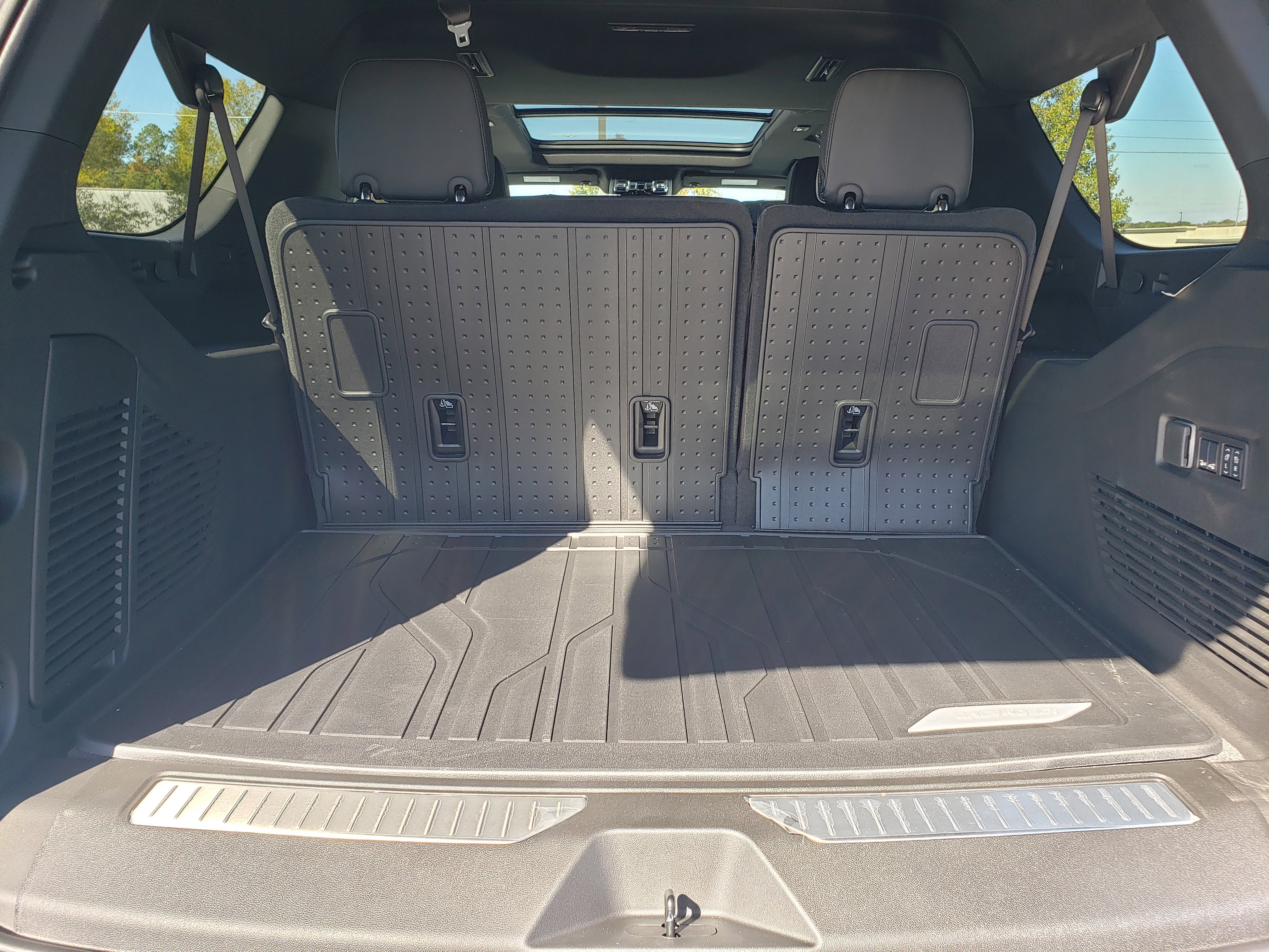 New 2026 Chevrolet Suburban Premier image 9