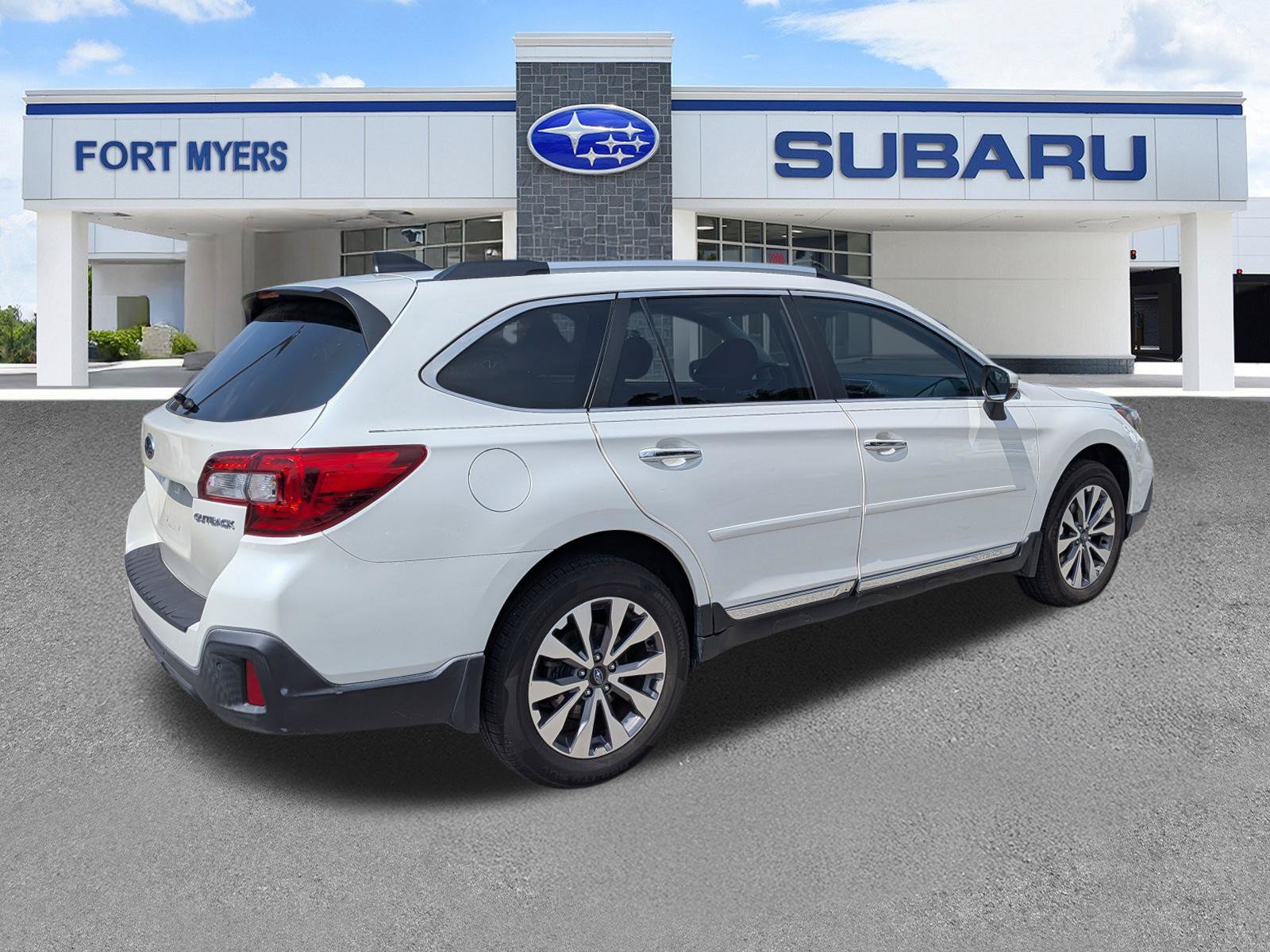 Used 2018 Subaru Outback 2.5i Touring AWD/4WD image 4