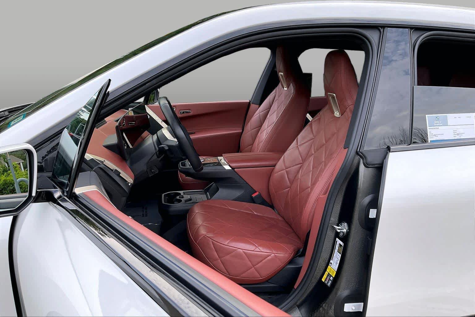 Used 2024 BMW iX xDrive50 w/ Premium Package AWD/4WD image 7