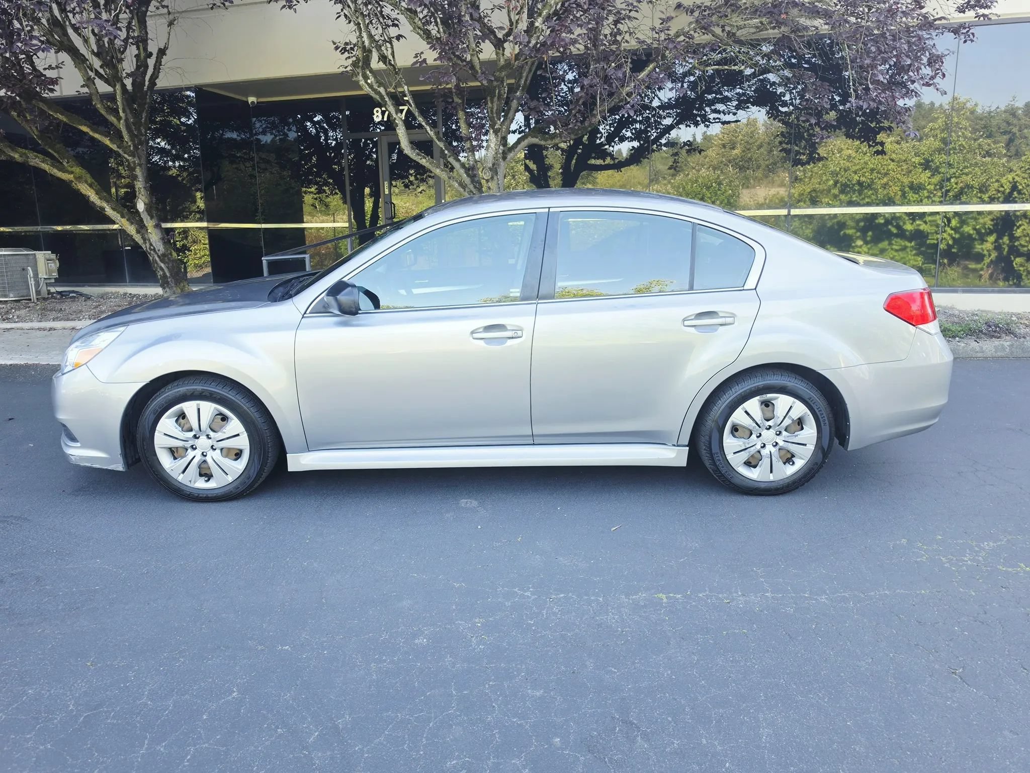 Used 2011 Subaru Legacy 2.5i AWD/4WD image 2