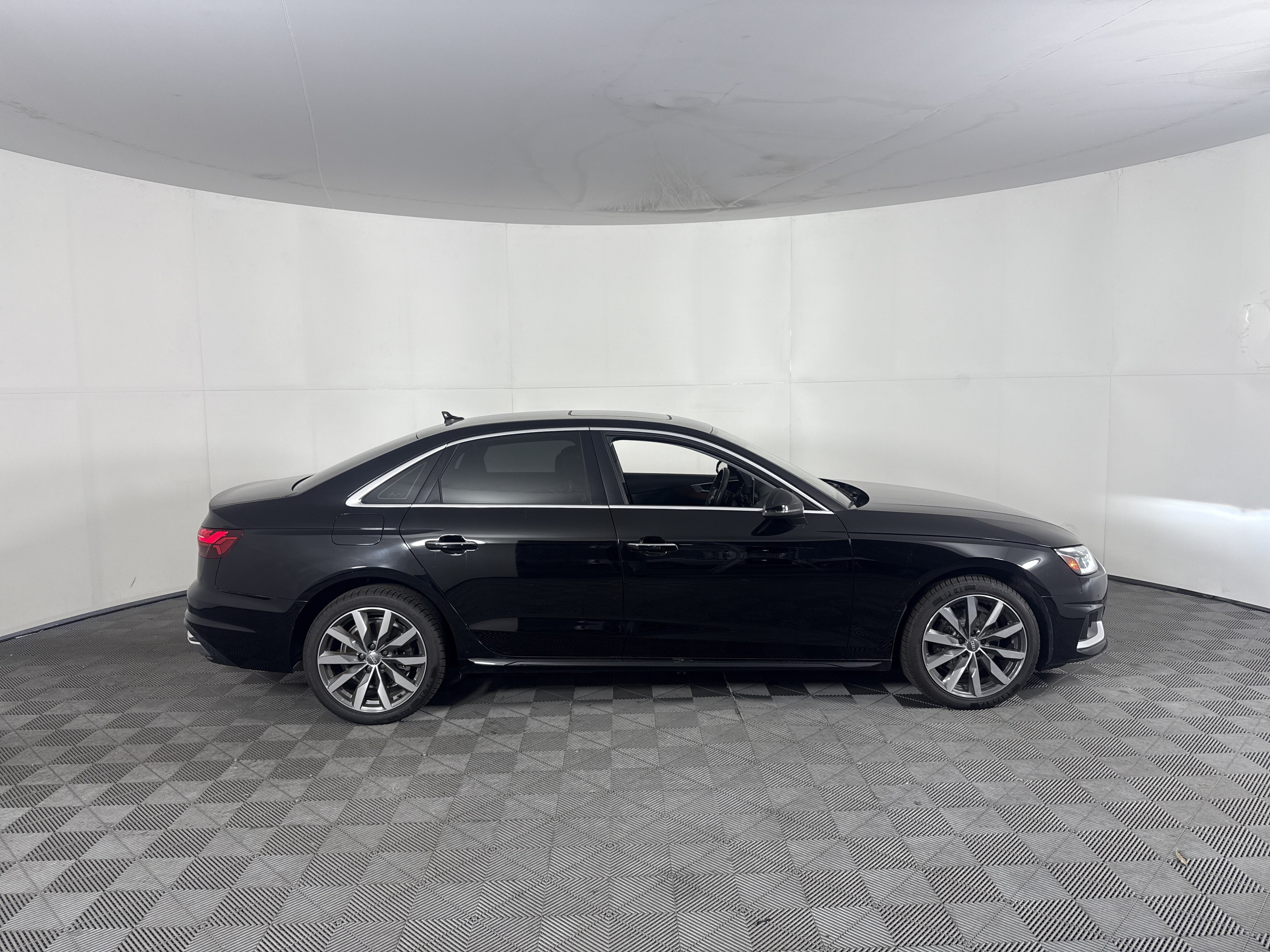 Used 2020 Audi A4 2.0T Premium Plus w/ Premium Plus Package FWD image 3